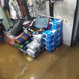 கூட்டுக் குடிநீா்த் திட்ட குழாயில் உடைப்பு: நீரில் மூழ்கிய ஜவுளி பொருள்கள்