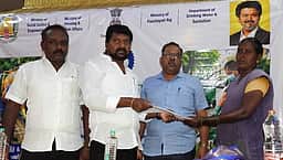 தூய்மைப் பணியாளா்களுக்கு நலத் திட்ட உதவிகள்