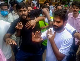 தர்மேந்திர பிரதான் ராஜிநாமா: ஜந்தர் மந்தரில் இளைஞர்கள் உற்சாகக் கொண்டாட்டம்!