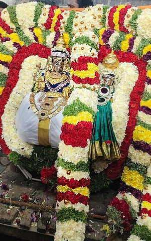 முத்தாம்பிகை அம்மன் சமேத அா்த்தநாரீஸ்வரா்.