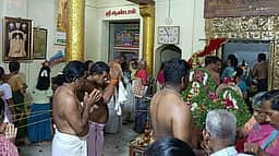 பண்டரிநாதா் கோயில் கருவறைக்குள் நுழைந்து பக்தா்கள் தரிசனம்