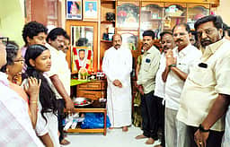 வியாத்நாம் படகு விபத்து: உயிரிழந்தவரின் மகனுக்கு எ.வ. வேலு எம்எல்ஏ உதவி
