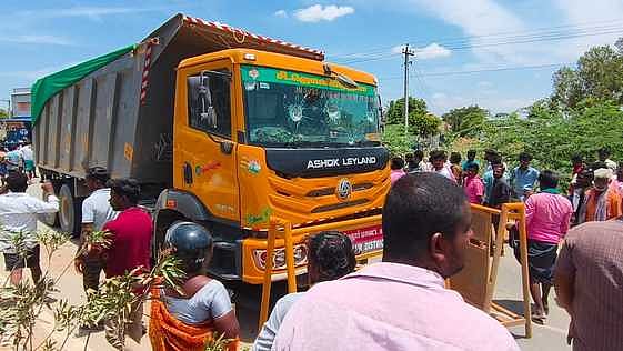 அரியலூா் அருகே விபத்தை ஏற்படுத்திய லாரி.