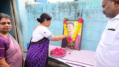 தூத்துக்குடியில் உயிரிழந்த இளைஞா் குடும்பத்துக்கு கனிமொழி எம்.பி. ஆறுதல்