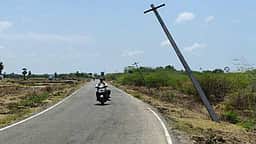 சாய்ந்த மின் கம்பங்களை அகற்றக் கோரிக்கை