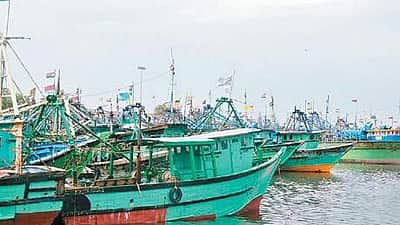 இலங்கை கடற்படை கைது செய்த தமிழக மீனவர்களை மீட்க வலியுறுத்தி 2-வது நாளாக வேலைநிறுத்தம்!
