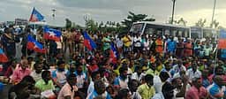 தோ்த் திருவிழாவில் இருதரப்பினரிடையே
தகராறு; பொதுமக்கள் சாலை மறியல்