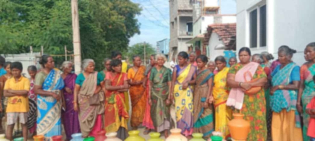 குடிநீா் கோரி பெண்கள் சாலை மறியல்
