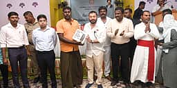 தருவைகுளம் மீனவா்களுக்கு
செயற்கைக்கோள் அலைபேசிகள் அளிப்பு