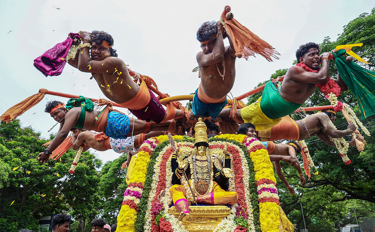 வேண்டுதலை நிறைவேற்றும் வகையில் அலகு குத்தியும், தீச்சட்டி ஏந்தி வரும் பக்தர்கள்.