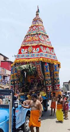 தேரில் சிறப்பு அலங்காரத்தில் அருள்பாலித்த மாரியம்மன்.