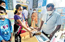 குடும்ப அட்டைதாரர்கள் கைரேகை
பதிவது அவசியம்!