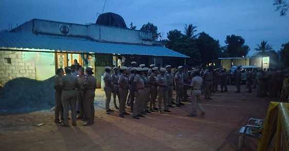 வளவம்பட்டி கிராமத்தில் குவிக்கப்பட்டுள்ள போலீஸாா்.