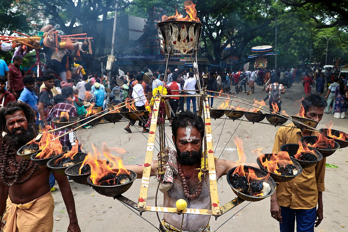 தீச்சட்டி ஏந்தியும், முதுகில் அலகு குத்தி கிரேன் வாகனத்தில் தொங்கியபடியும், வேன், கார் ஆகிய வாகனங்களில், இளநீர் குலைகளை வைத்து இழுத்தபடியும் சென்ற பக்தர்களுடன் உறவினர்களும் ஊர்வலமாகச் சென்றனர்.