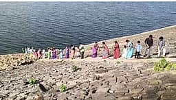 பருவமழை பெய்ய வேண்டி பவானிசாகா் அணை விநாயகருக்கு தண்ணீா் ஊற்றி விவசாயிகள் வழிபாடு