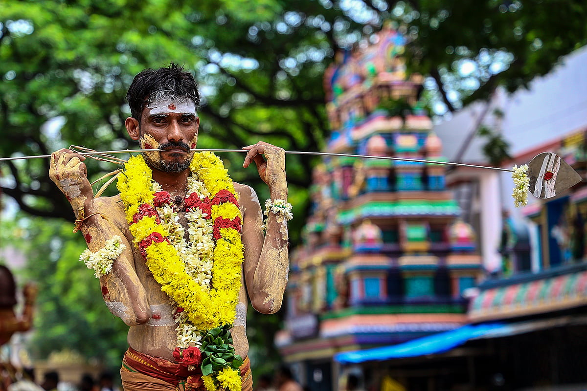 ஆடி மாத திருவிழாவையொட்டி பல பகுதிகளில் தீ மிதித்தல், தீச்சட்டி ஏந்துதல், அலகு குத்துதல் உள்ளிட்ட பல நிகழ்ச்சிகள் நடைபெற்று வருகிறது.