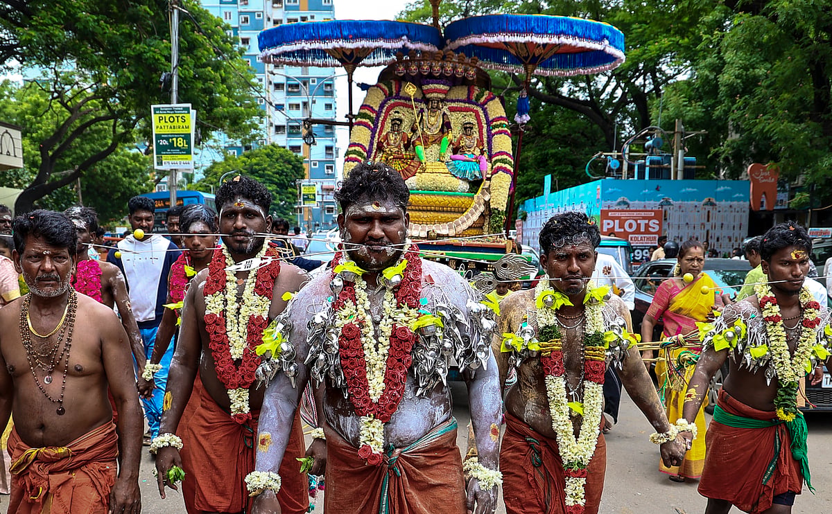 ஆடி மாதம், அம்மனுக்கு உகந்த மாதம் என்பதால் அலகு குத்தியும், தீச்சட்டி ஏந்தி வரும் பக்தர்கள்.