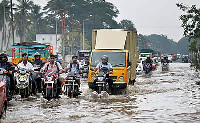குஜராத் மழை, வெள்ளம்: மீட்புப் பணியில் ராணுவம் தீவிரம்!