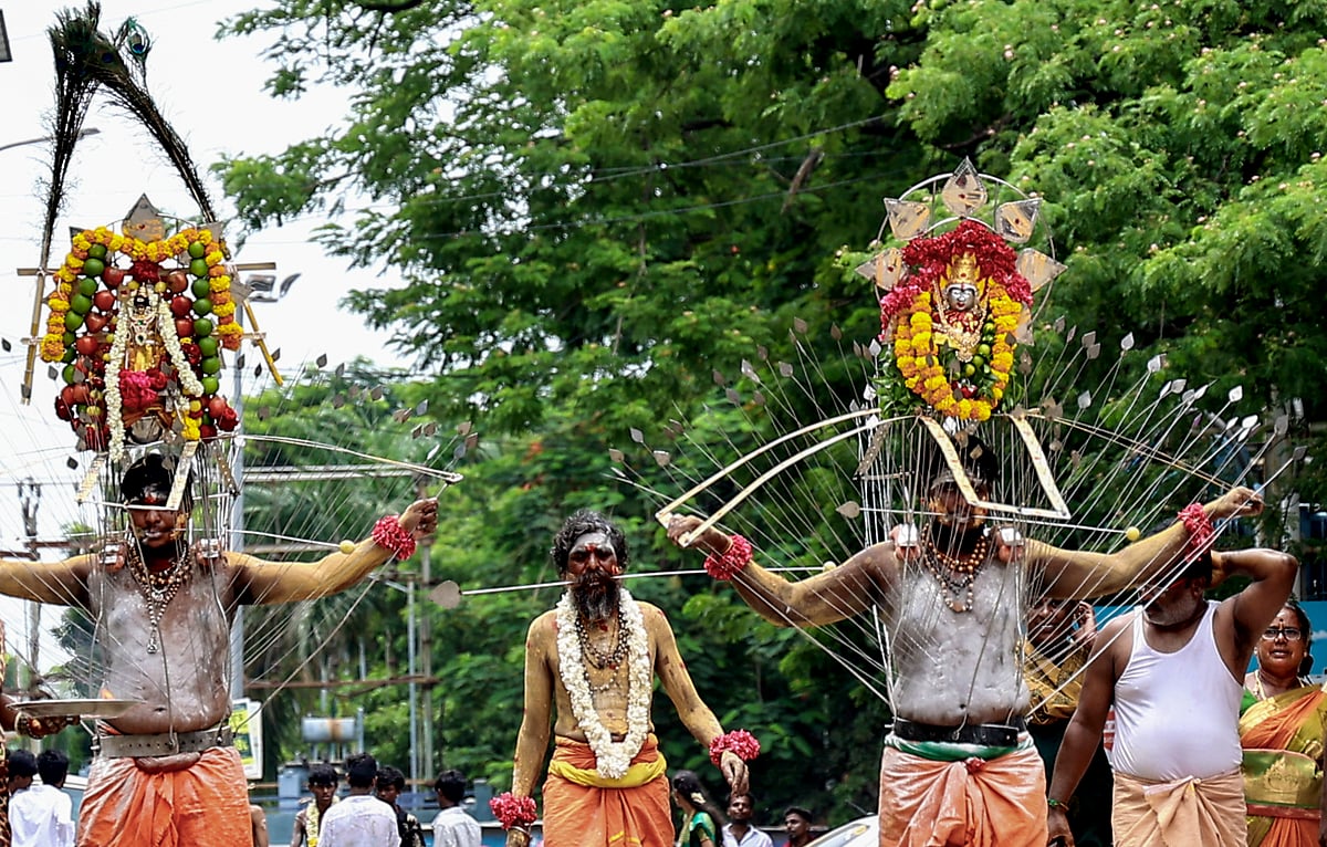 ஆண்டுதோறும் தீச்சட்டி எடுப்பவர்களின் எண்ணிக்கை அதிகரித்து வருவதாகவும் பக்தர்கள் தெரிவித்தனர்.