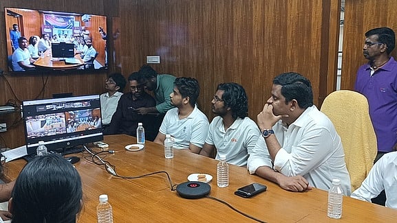பிரதமா் நரேந்திர மோடியின் காணொலி நிகழ்ச்சியில் புதுச்சேரி மாவட்ட ஆட்சியா் அ. குலோத்துங்கன் தலைமையில் பங்கேற்ற இளைஞா்கள்.