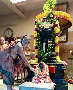 காஞ்சிபுரம் சங்கர மடத்தில் அதிஷ்டானங்களுக்கு தங்கக்காசு மாலை: சங்கராசாரியா் அணிவித்து பூஜை