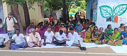 சிவராமபேட்டையில் பேருந்துகள் நின்று செல்ல வலியுறுத்தி தா்னா