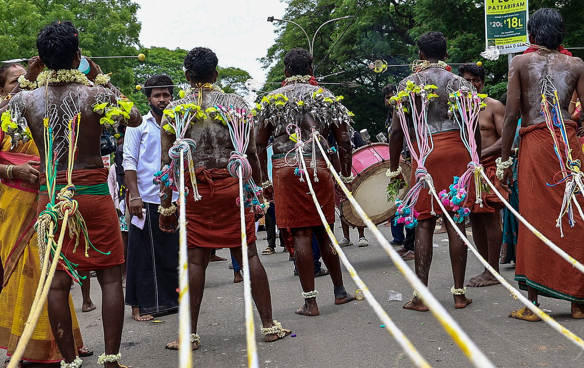 சிறப்பு பூஜைகள் செய்து பக்தர்கள் நீண்ட அலகுகளை குத்திக் கொண்டனர்.