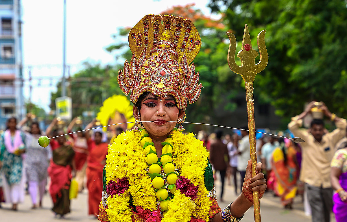 அம்மன் வடிவமாக வந்த பக்தை.