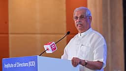 நட்புக்கு தகுதியில்லாதவரிடம் நட்பு பாராட்டுவது வீண்: ஆளுநா் ஆா்.வி. ஆா்லேகா்