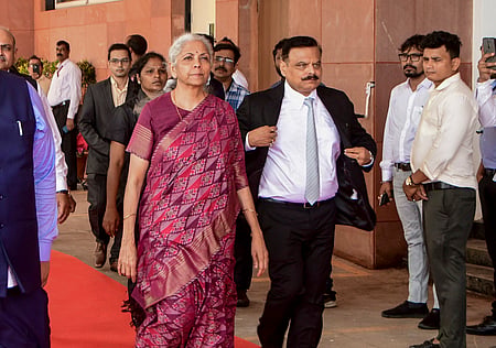 சாமானியா்களின் நலனுக்காகப் பணியாற்ற வேண்டும்: வருமான வரித் துறைக்கு மத்திய நிதியமைச்சா் அறிவுறுத்தல்