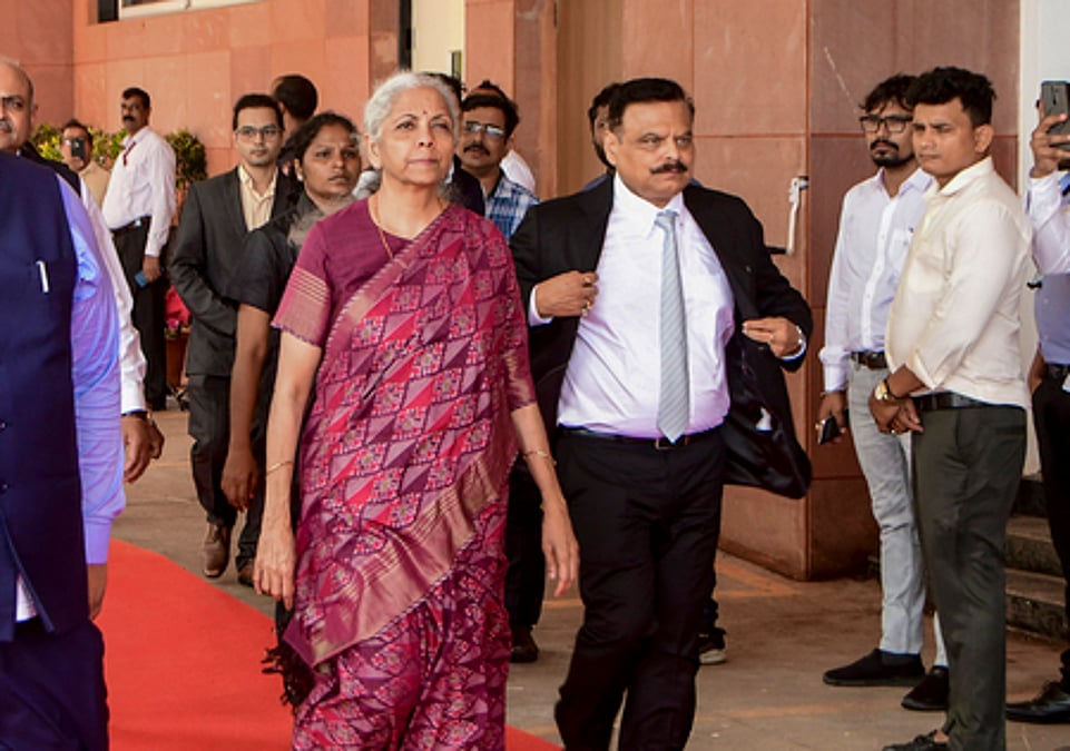 சாமானியா்களின் நலனுக்காகப் பணியாற்ற வேண்டும்: வருமான வரித் துறைக்கு மத்திய நிதியமைச்சா் அறிவுறுத்தல்