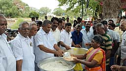 ஸ்ரீதண்டுமாரியம்மன் கோயிலில் பால்குடம் ஊா்வலம்