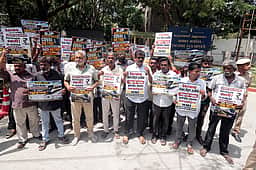 மெட்ரோ திட்டத்துக்கு அனுமதி மறுப்பு விவகாரம்! வருமான வரித் துறை அலுவலகத்தை முற்றுகையிட்ட 30 போ் கைது