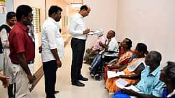 பனை மரங்களுக்கு தீ : நடவடிக்கை எடுக்க ஆட்சியருக்கு விவசாயிகள் கோரிக்கை