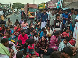 தங்கச்சிமடத்தில் மீனவா்கள் சாலை மறியல் போராட்டம்