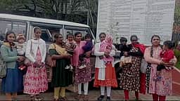 அங்கன்வாடி அமைத்துத் தரக் கோரி குழந்தைகளுடன் வந்த பெண்கள்