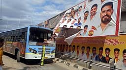 விளம்பரப் பலகை விழுந்ததில்
அரசுப் பேருந்து சேதம்