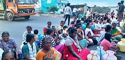 குடிநீா் வழங்காததைக் கண்டித்து 
காலிக் குடங்களுடன் பெண்கள் மறியல்