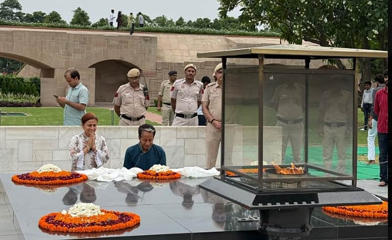 Sonam Wangchuk and his wife at Mahatma Gandhi's memorial.
