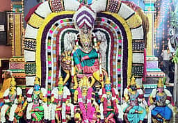 காஞ்சிபுரம் சந்தவெளி அம்மன் ஏழு கன்னியா்களுடன் வீதியுலா!