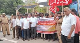 மின்வாரிய ஒப்பந்தத் தொழிலாளா்கள் போராட்டத்துக்கு எம்எல்ஏ ஆதரவு