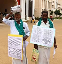 தஞ்சாவூா் ஆட்சியரகத்துக்கு
1,888 மனுக்களுடன் முதியவா் வருகை! மனுக்கள் மீது நடவடிக்கை கோரி மனு அளித்தாா்