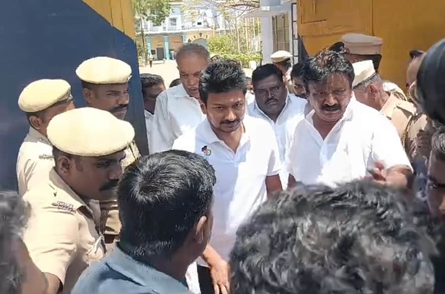 முதல்வர் குறித்து அவதூறு பேச்சு: பாளை சிறையில் மார்க்கண்டேயன் எம்எல்ஏவை சந்தித்த உதயநிதி