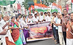 ‘நீட்’ விவகாரம் கரூரில் காங்கிரஸ் கட்சியினா் மெழுகுவா்த்தி ஏந்தி போராட்டம்
