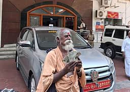 யாசகம் பெற்று சேமித்த நிதியை முதல்வா் நிவாரண நிதிக்கு வழங்கிய முதியவா்