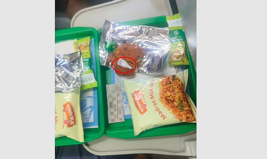 வந்தே பாரத் ரயிலில் அளித்த
வடையில் பசை குப்பி: பயணி புகாா்