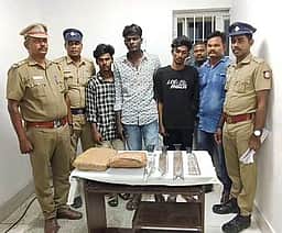 வழிப்பறியில் ஈடுபட்ட 4 போ் கைது