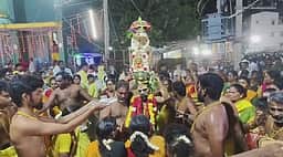 முதுகுளத்தூா் வடக்கு வாசல் செல்லி அம்மன் கோயில் திருவிழா: அக்னிச் சட்டி எடுத்து பக்தா்கள் நோ்த்திக்கடன்