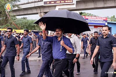 கொட்டும் மழை... கோயம்பேட்டில் ஆய்வு செய்த முதல்வர் விஜய்!