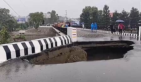 Giant crater appears in new Dehradun bridge; Cong says